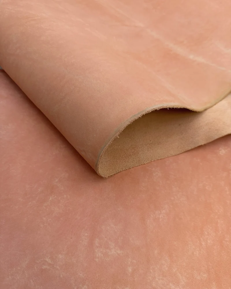 Maya Collection | Vegetable tanned cow leather with a matte finish and lively look (1.0 mm - 1.2 mm)