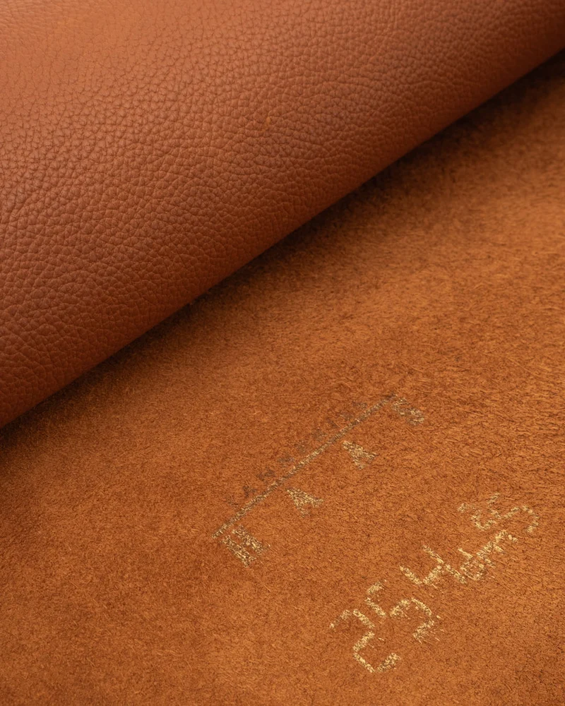 Novonappa® Muscat collection | Iconic double-tanned calfskin with embossed texture (1.0 mm - 1.2 mm)
