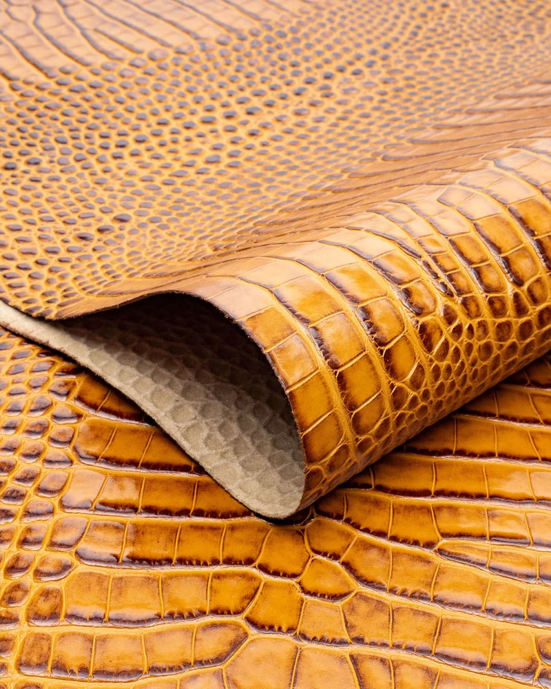 Como Collection | Firm cow leather with a two-tone crocodile print