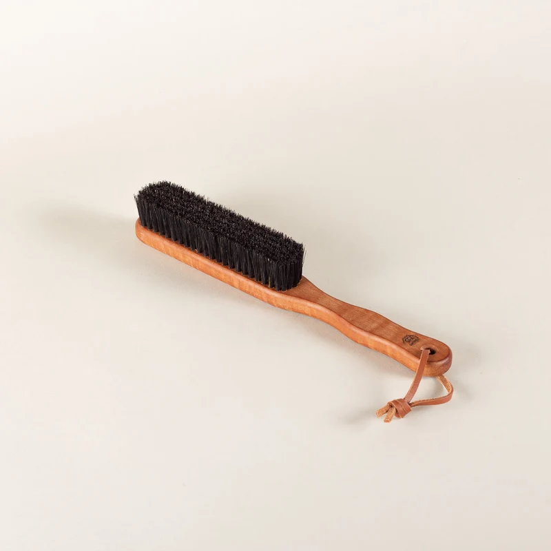 Clothes brush with handle